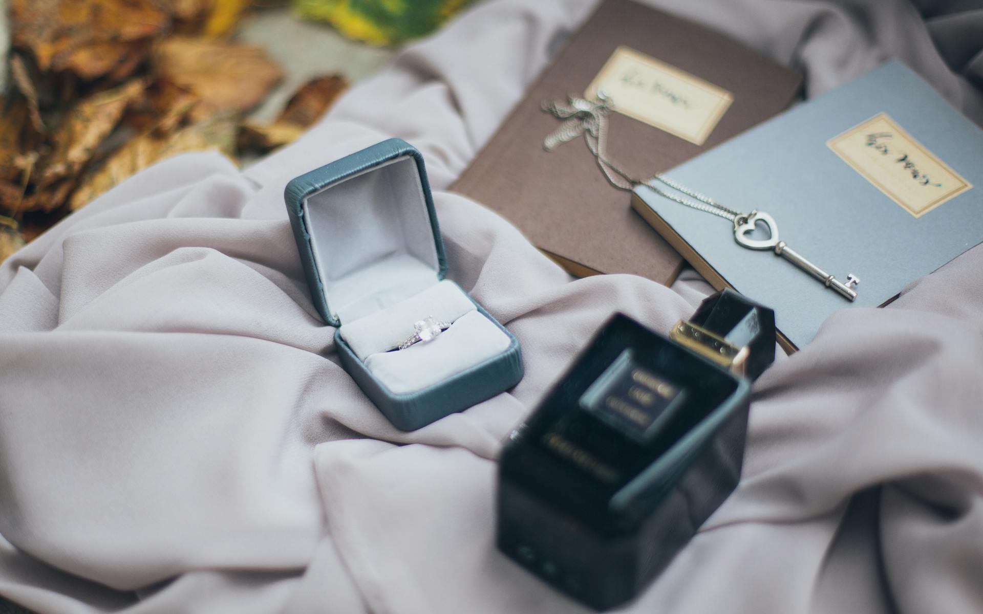 Fashion model in women's coat and outfit — Tou Haeo British womenswear